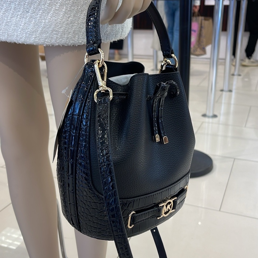MICHAEL KORS 
Reed Medium Pebbled Leather Belted Bucket Messenger Satchel Crossb - Picture 2 of 16